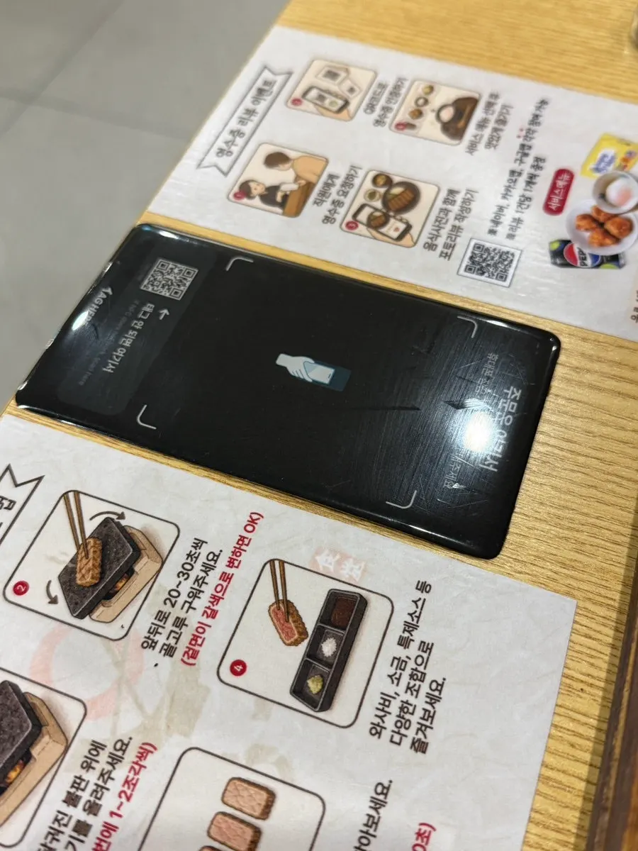 테이블 위 QR 코드 주문 안내