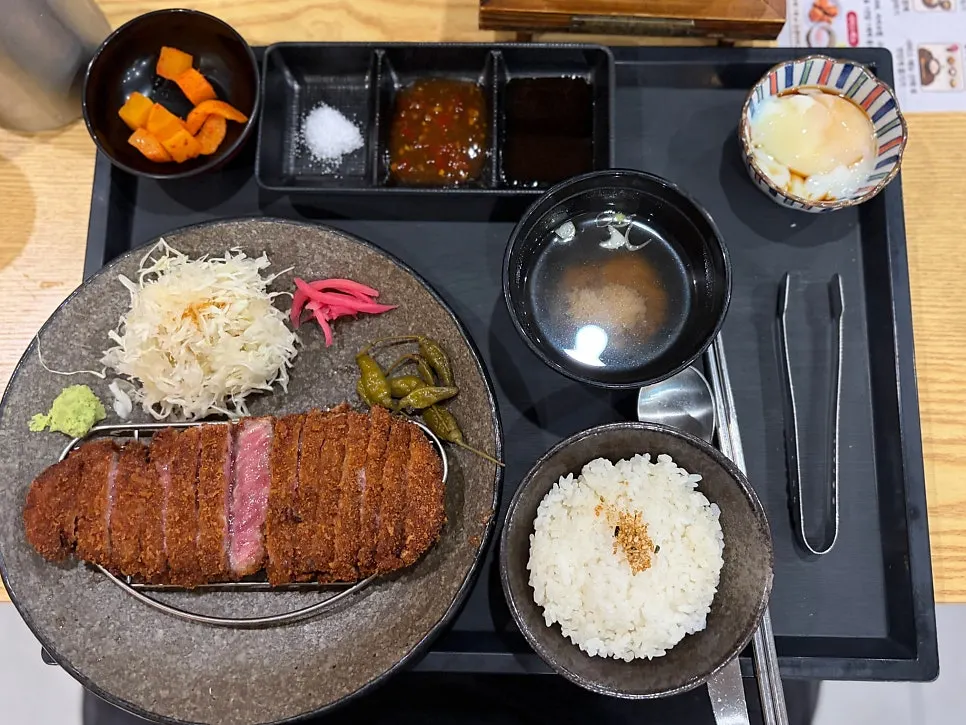 쟁반에 담겨 나온 규카츠 정식