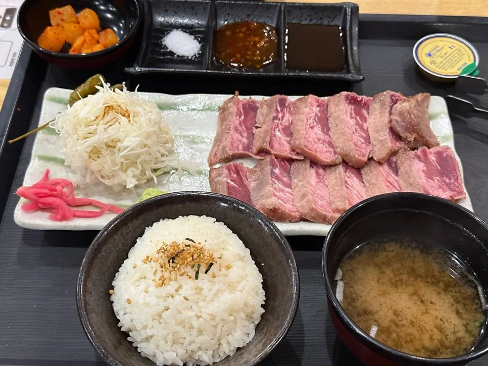 정갈하게 차려진 스테키 정식 상차림
