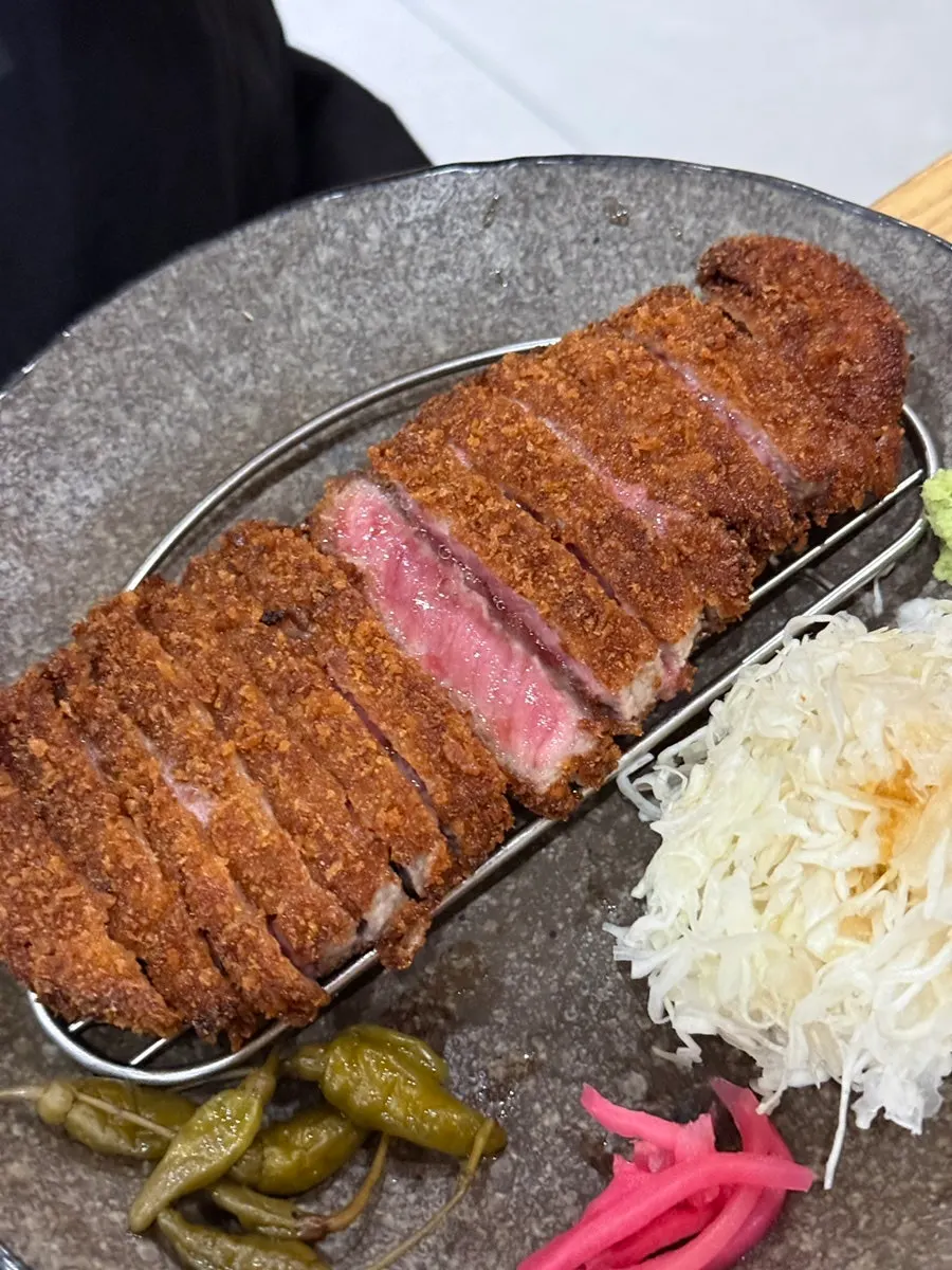 접시에 올려진 규카츠 조각