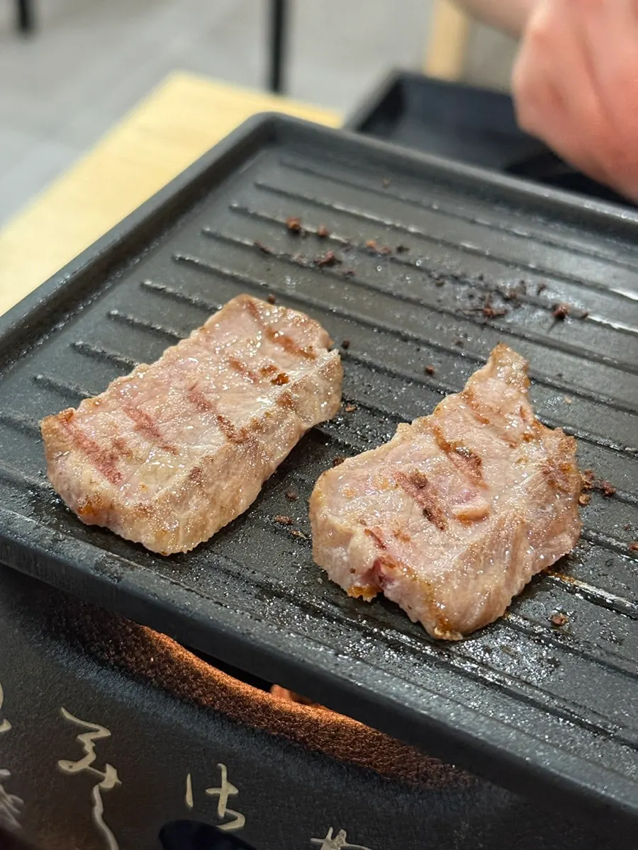 화로 불판에서 익어가는 규카츠와 스테키