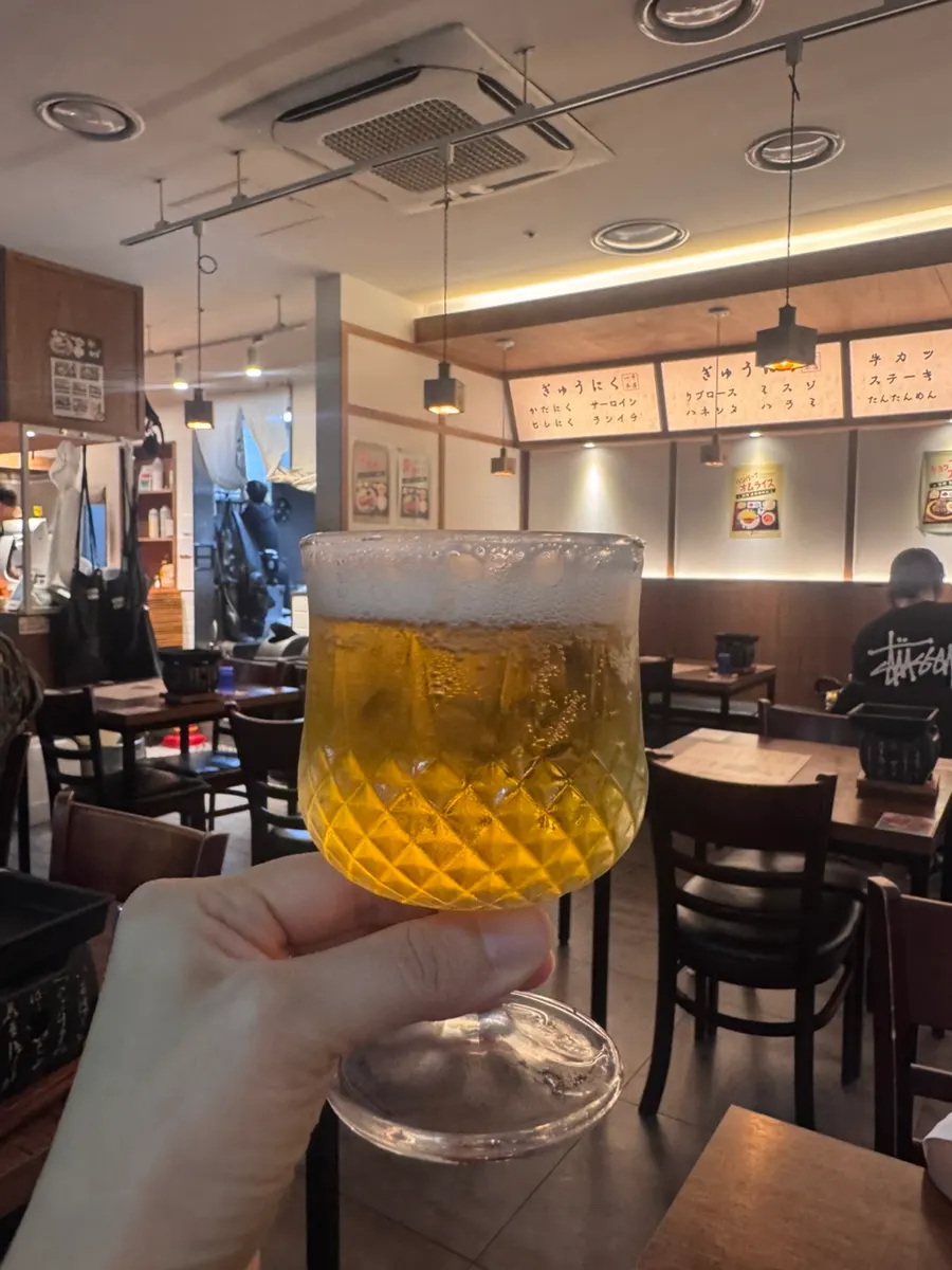 작은 잔에 담긴 한입 기린 생맥주