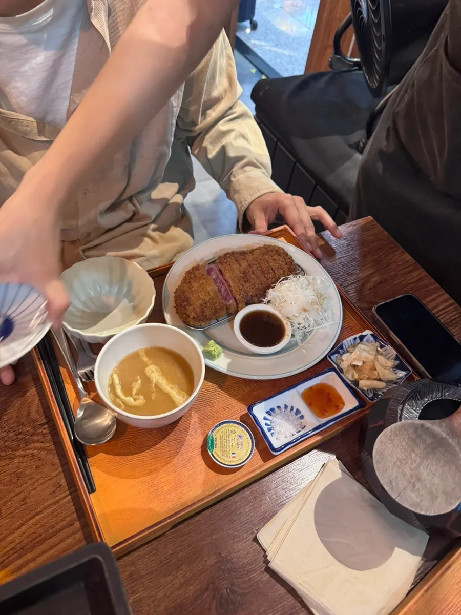 화로에 올린 고기와 버터