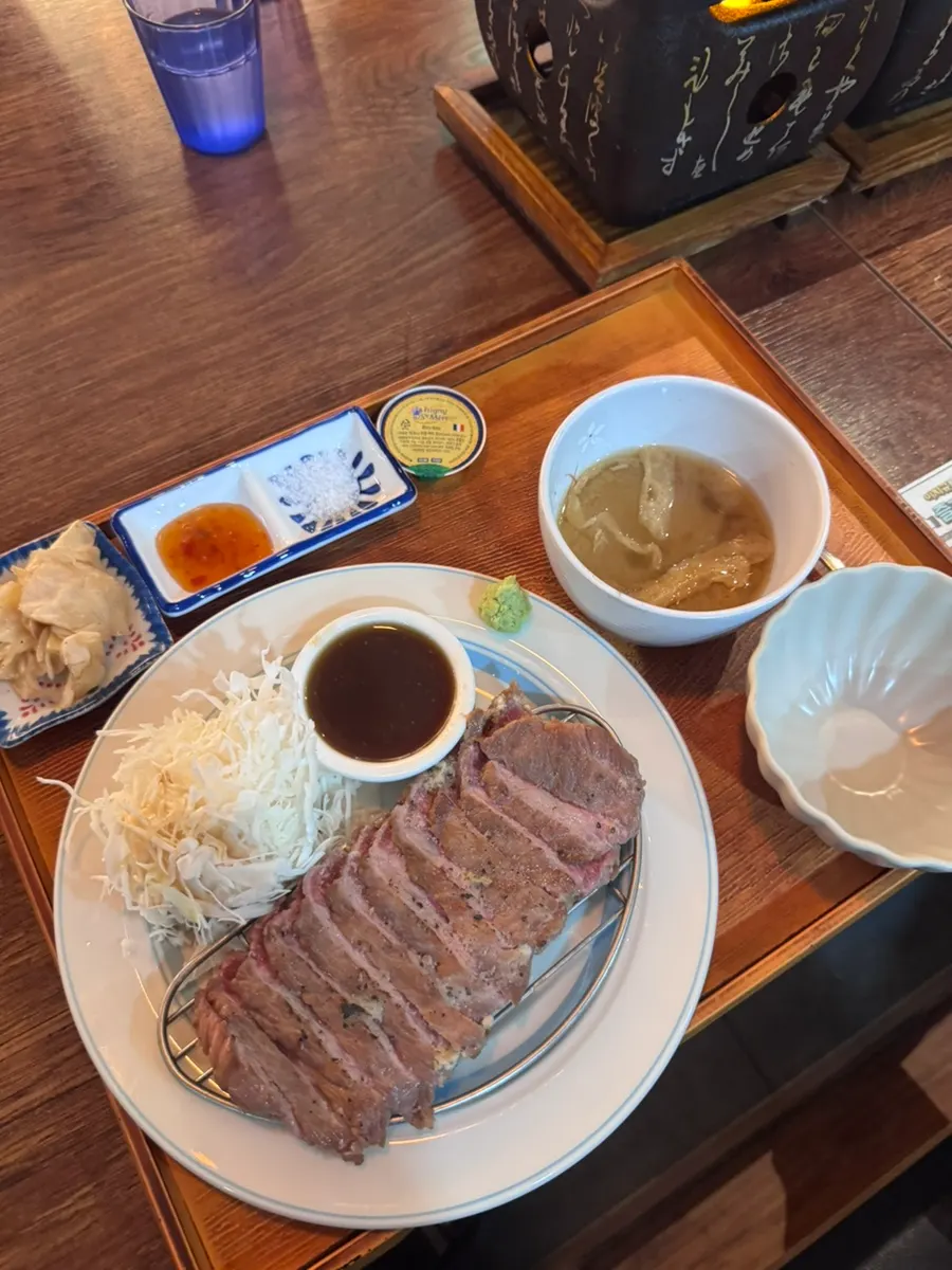 선홍빛 단면이 보이는 규카츠