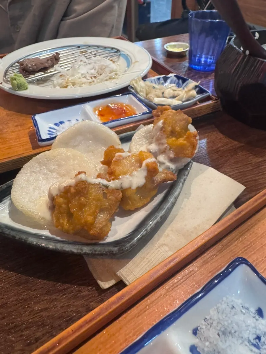 새우튀김과 정식 반찬