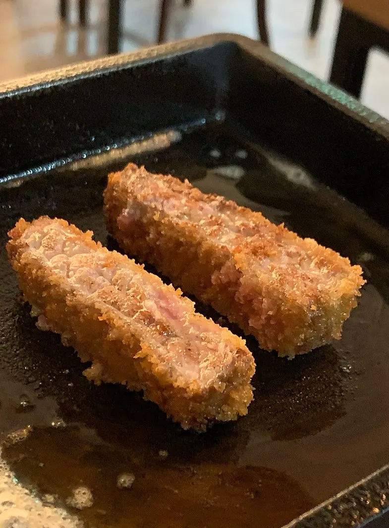 Grilling gyukatsu with butter on a personal brazier