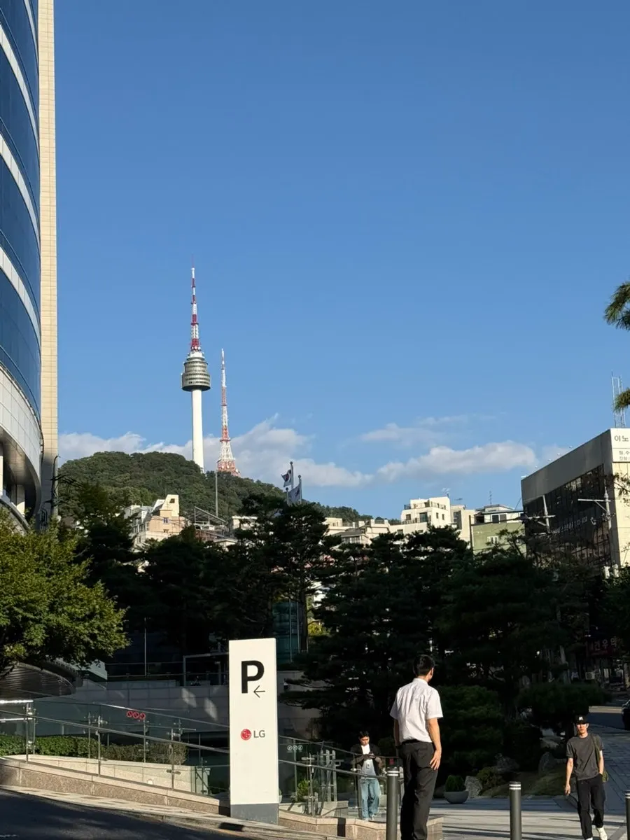 Area around the entrance of the LG Seoul Station Building