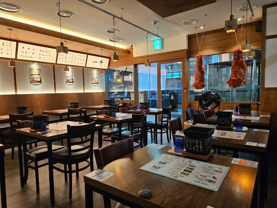 Quiet seating at Ichigyu Seoul Station Branch in the late evening