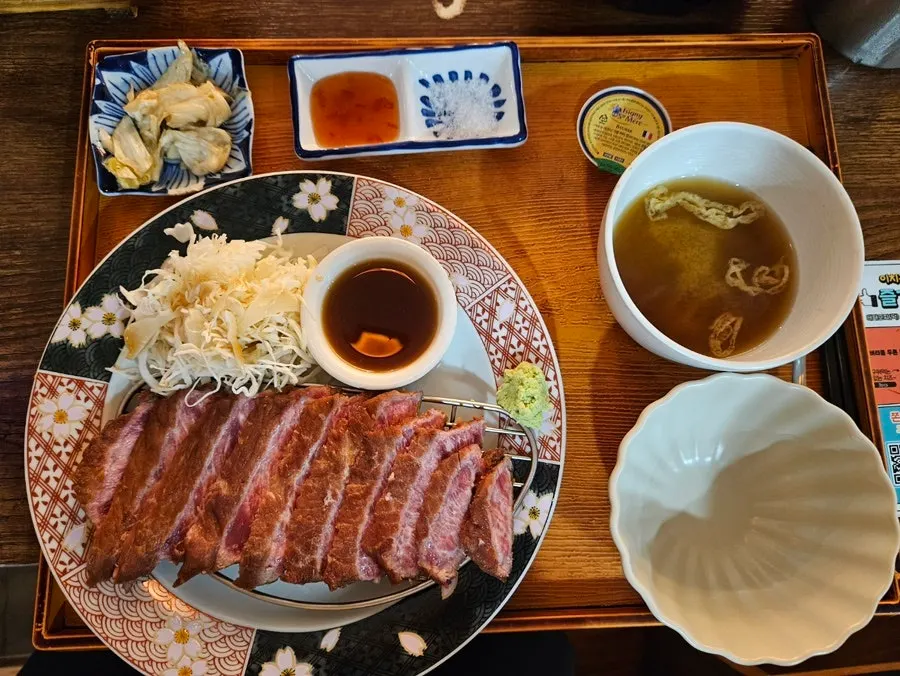 Table setting with gyukatsu and steak set order