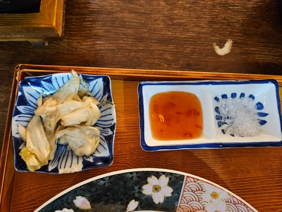 Basic side dishes of cabbage salad and salt-chili sauce