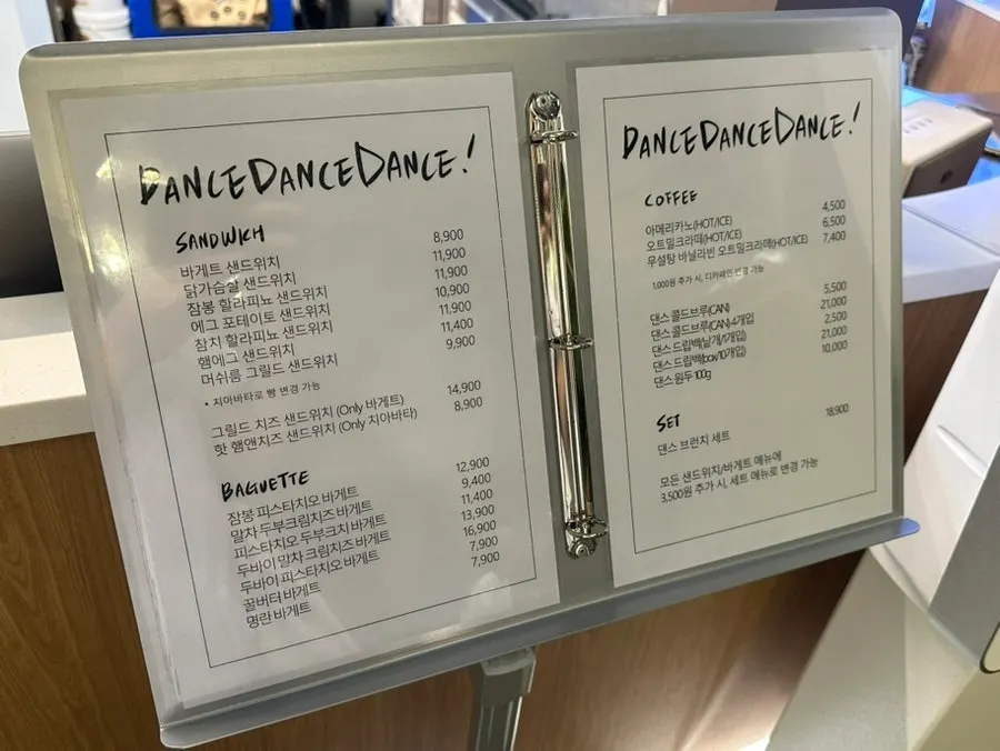 샌드위치와 음료가 적힌 메뉴판