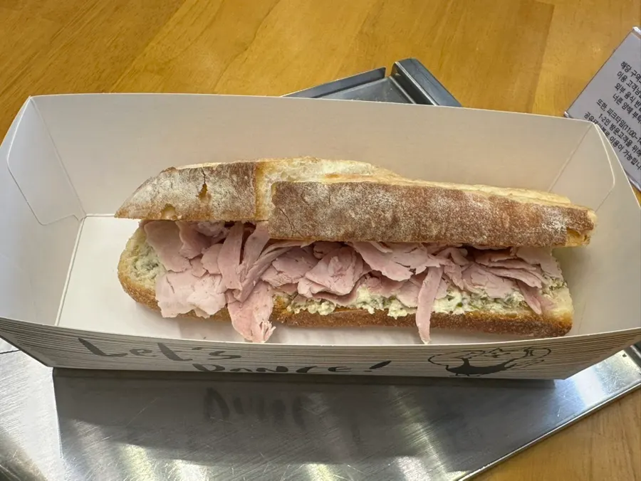 Long baguette jambon jalapeño sandwich