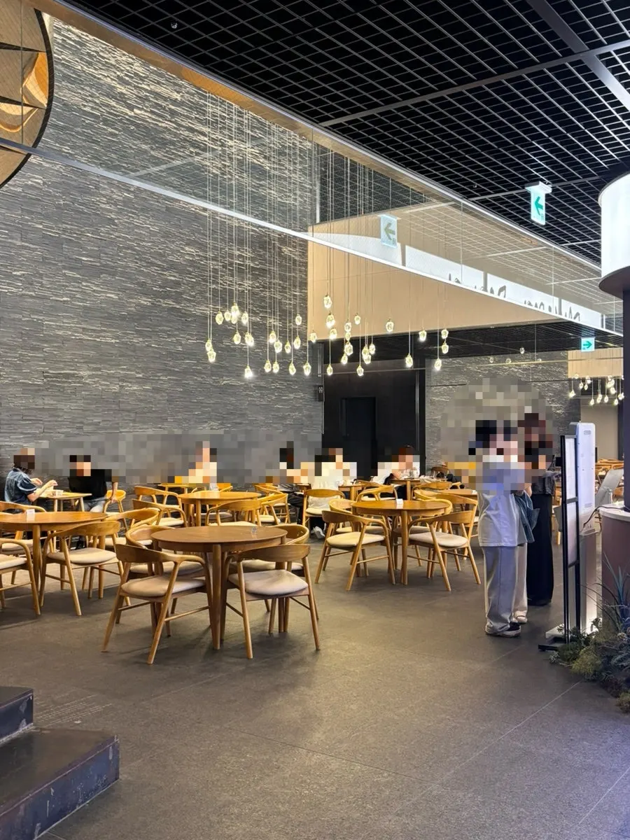 가게 앞 오픈 공간 테이블 좌석