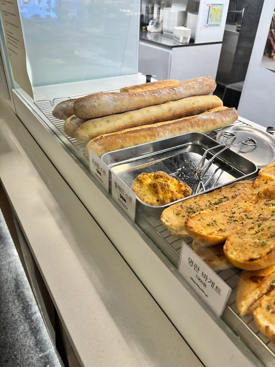 Whole baguettes and myeongran baguettes on display