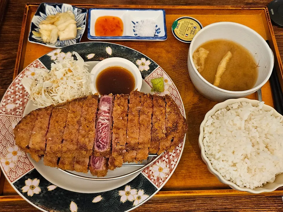 채끝 점보 규카츠 한 상 차림