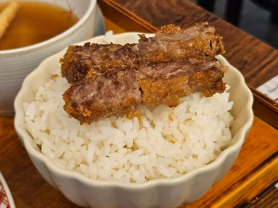 화로에서 뒤집어 굽는 규카츠