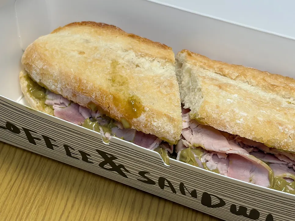 Pistachio and jambon sandwich combination