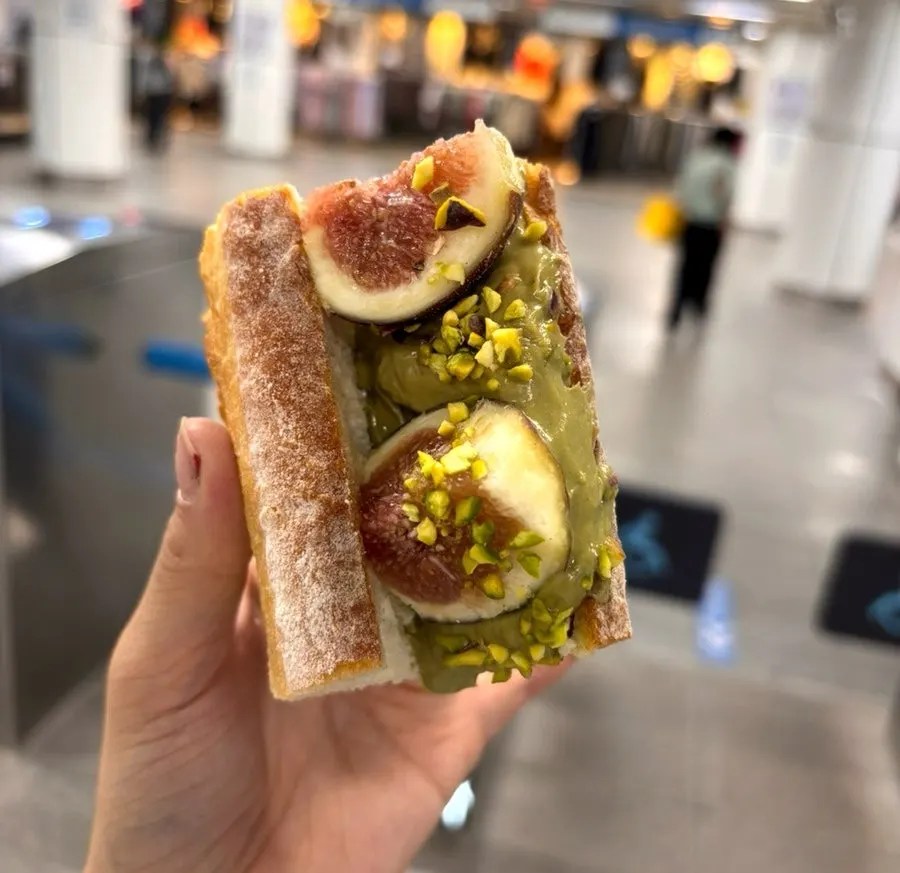 반으로 잘린 무화과 피스타치오 바게트 단면
