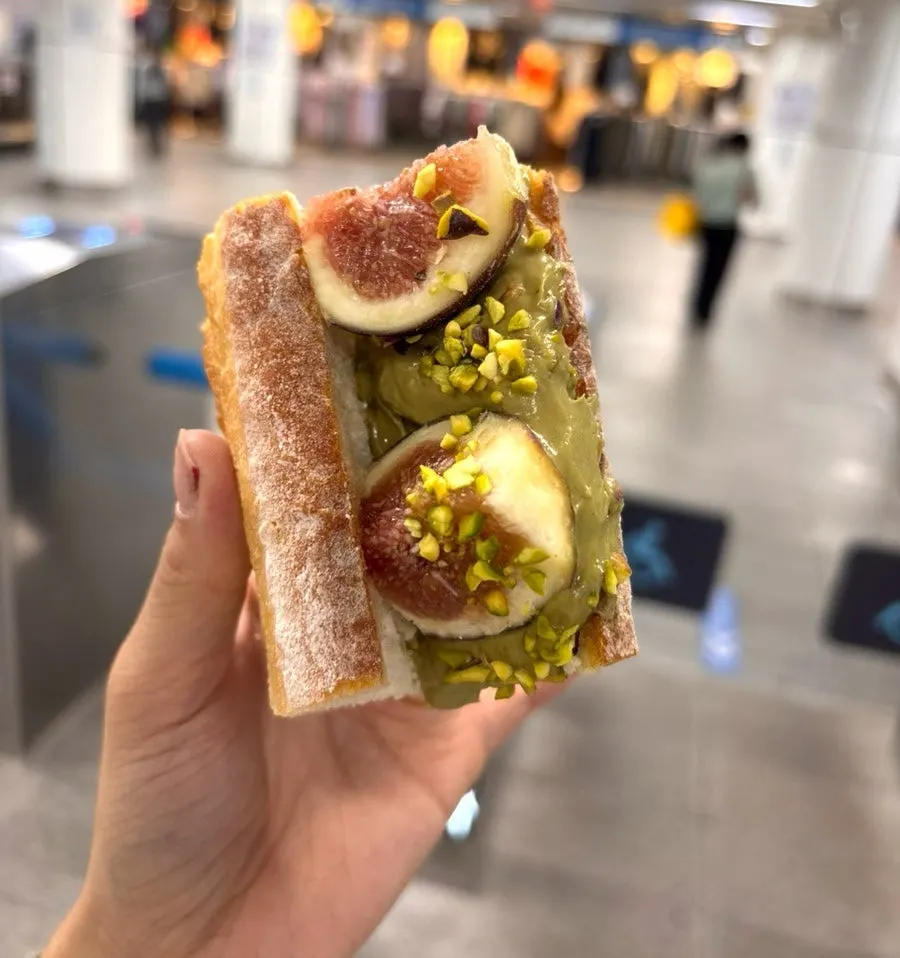 피스타치오 두부크림치즈가 가득한 바게트 샌드위치