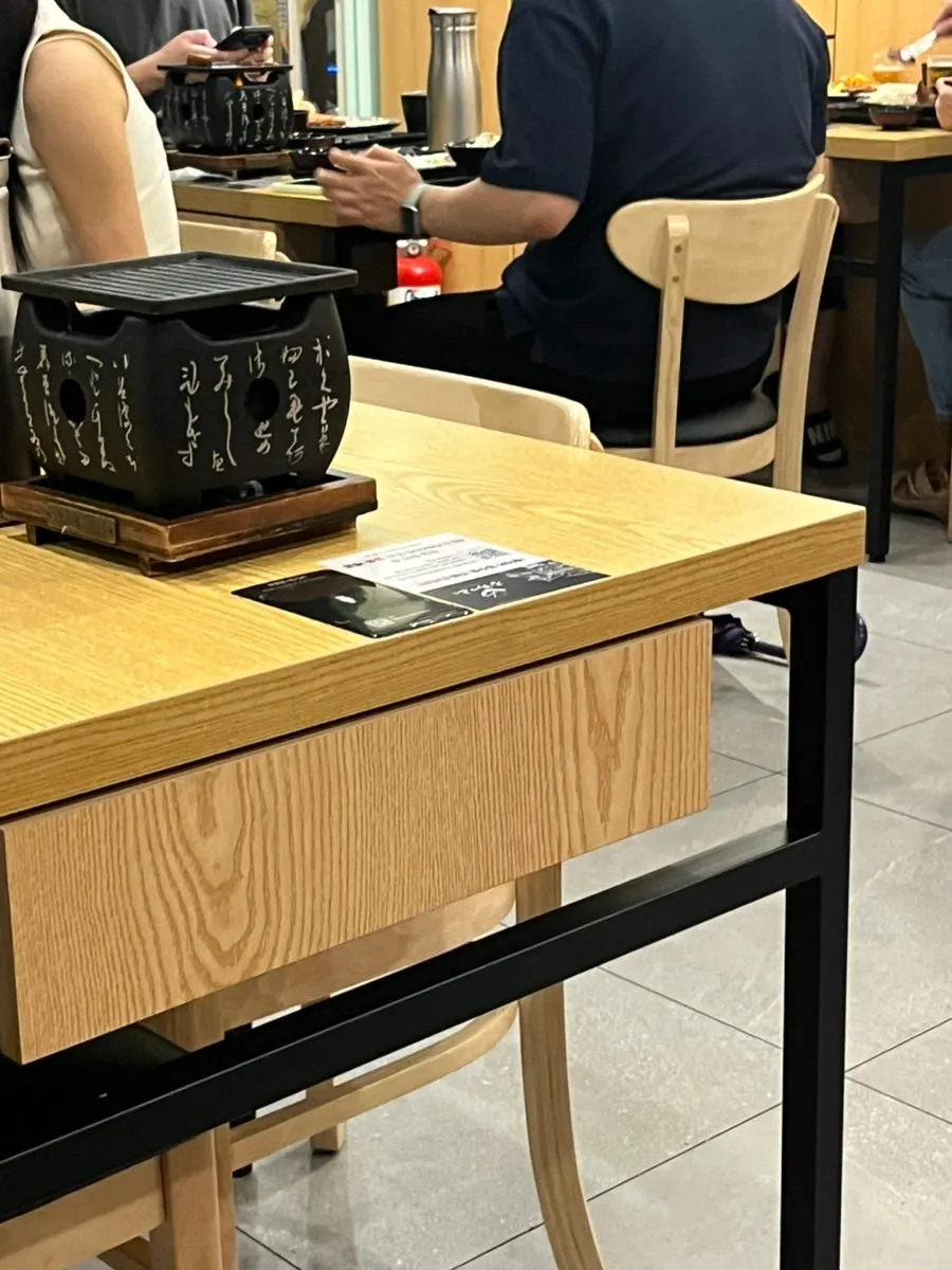QR 주문 안내가 놓인 테이블