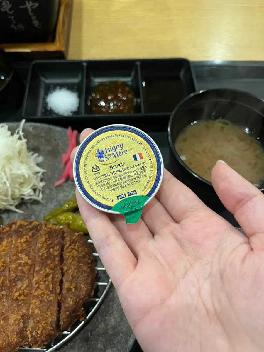 테이블 위 미니 화로와 규카츠 접시