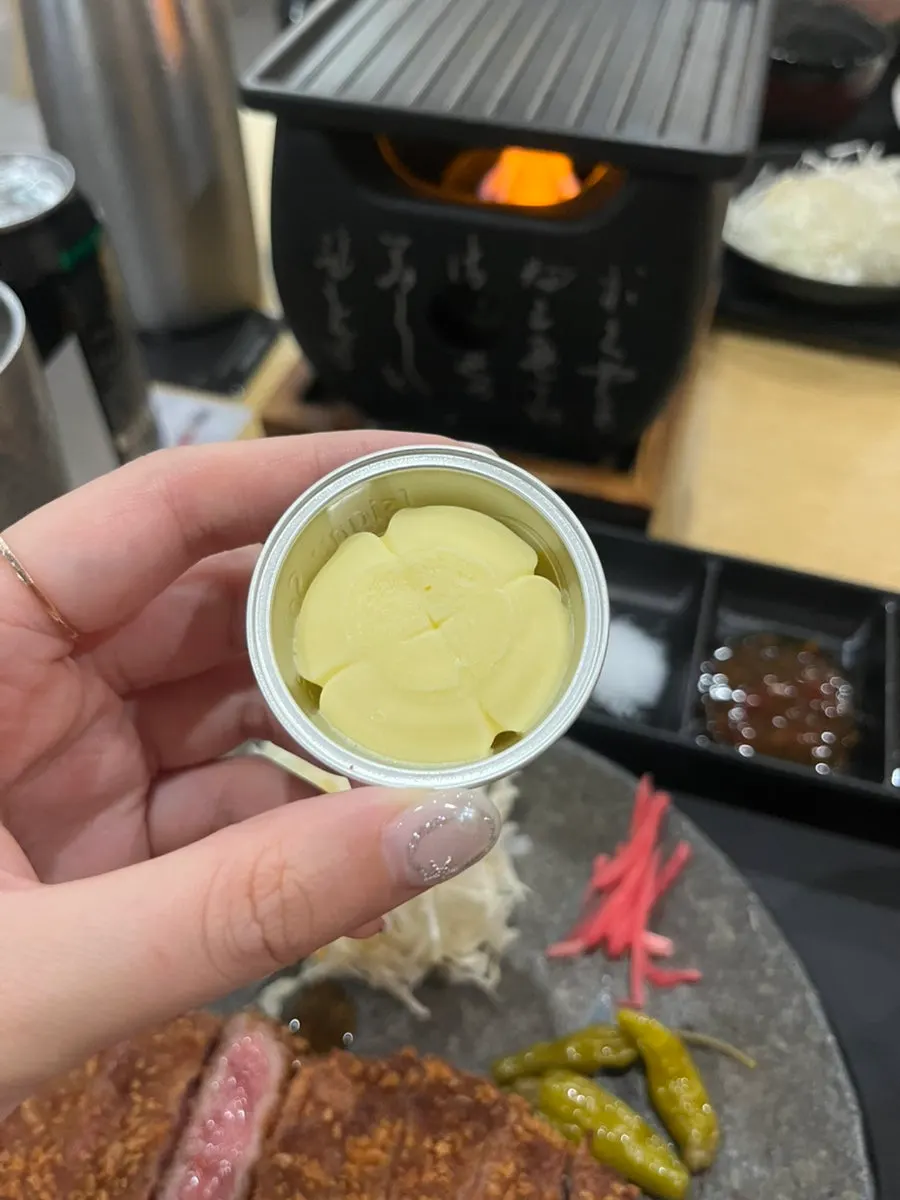 화로에 버터를 녹이는 모습