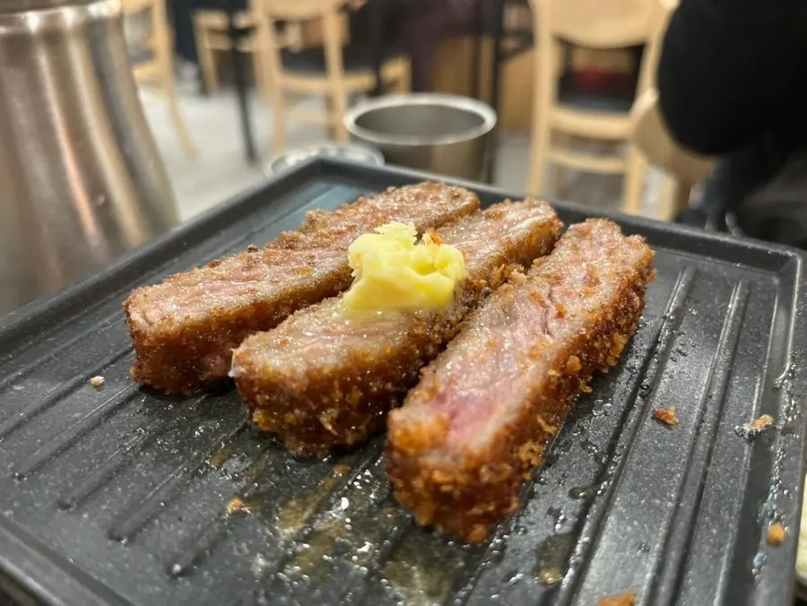 화로 위에서 구워지는 규카츠 조각