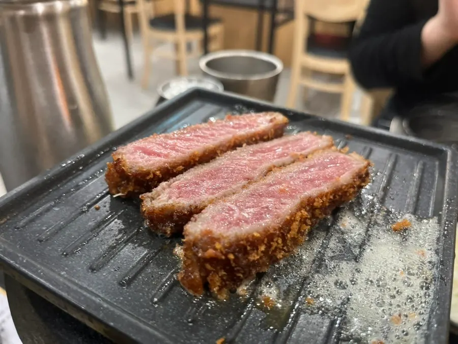 겉면을 더 익힌 규카츠 단면