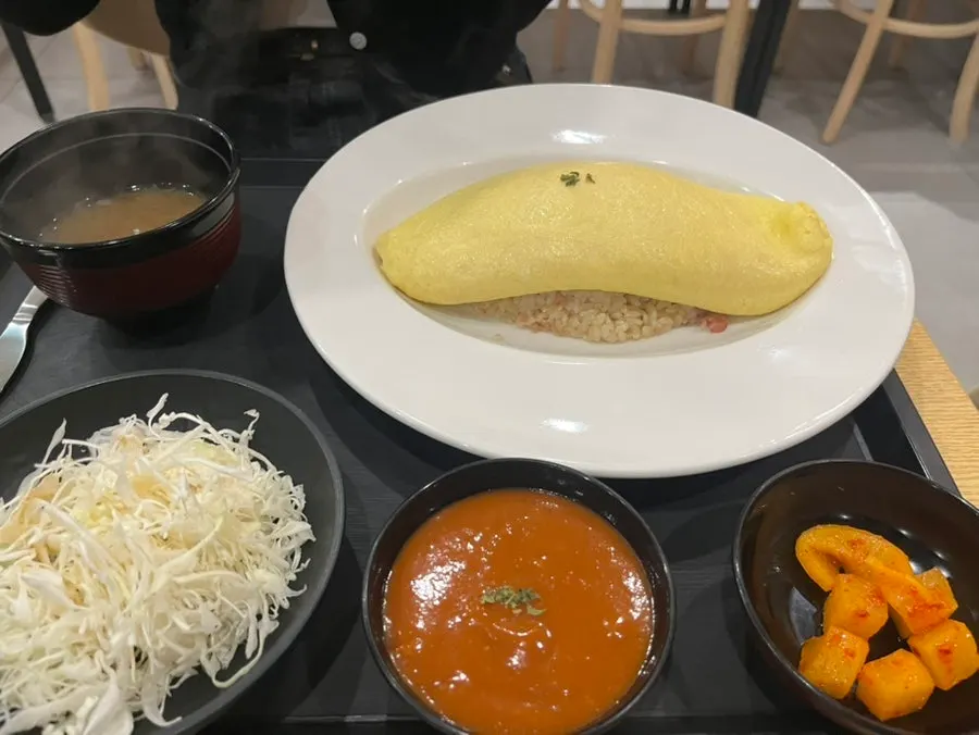 계란이 도톰하게 올라간 일본식 오므라이스