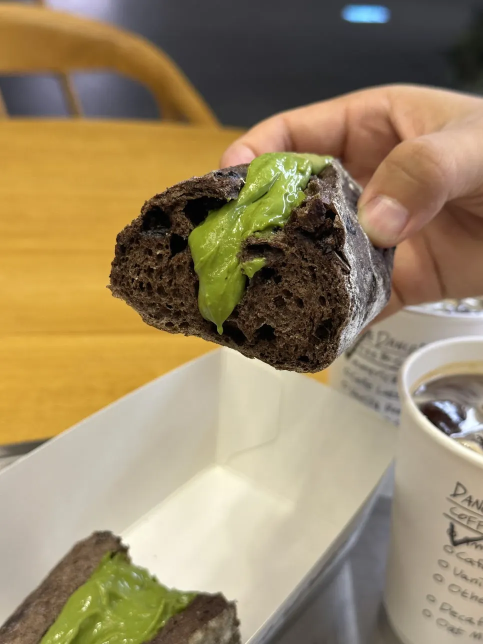 말차 초코바게트와 음료 세트 구성