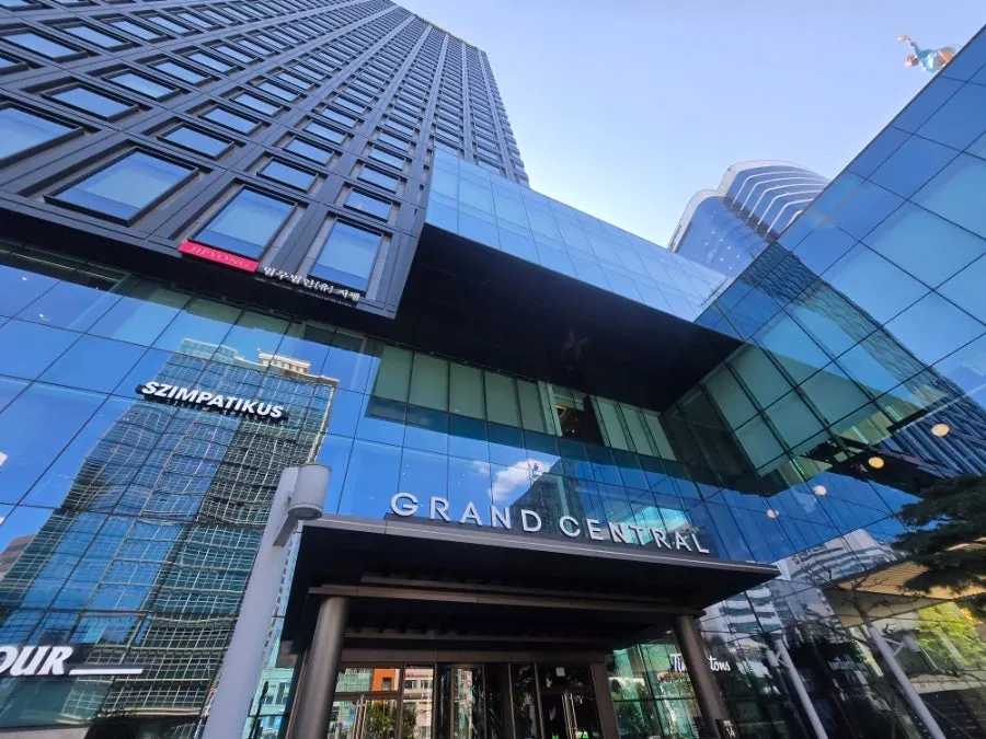 Path leading to Grand Central at Seoul Station