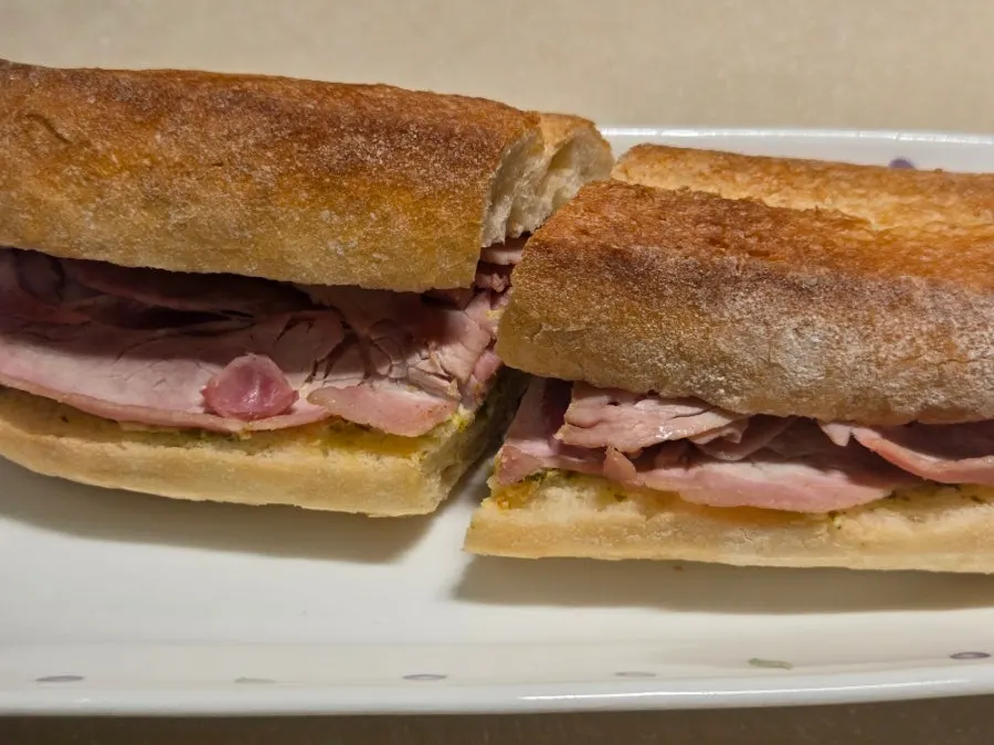 Filling inside the jambon jalapeño sandwich