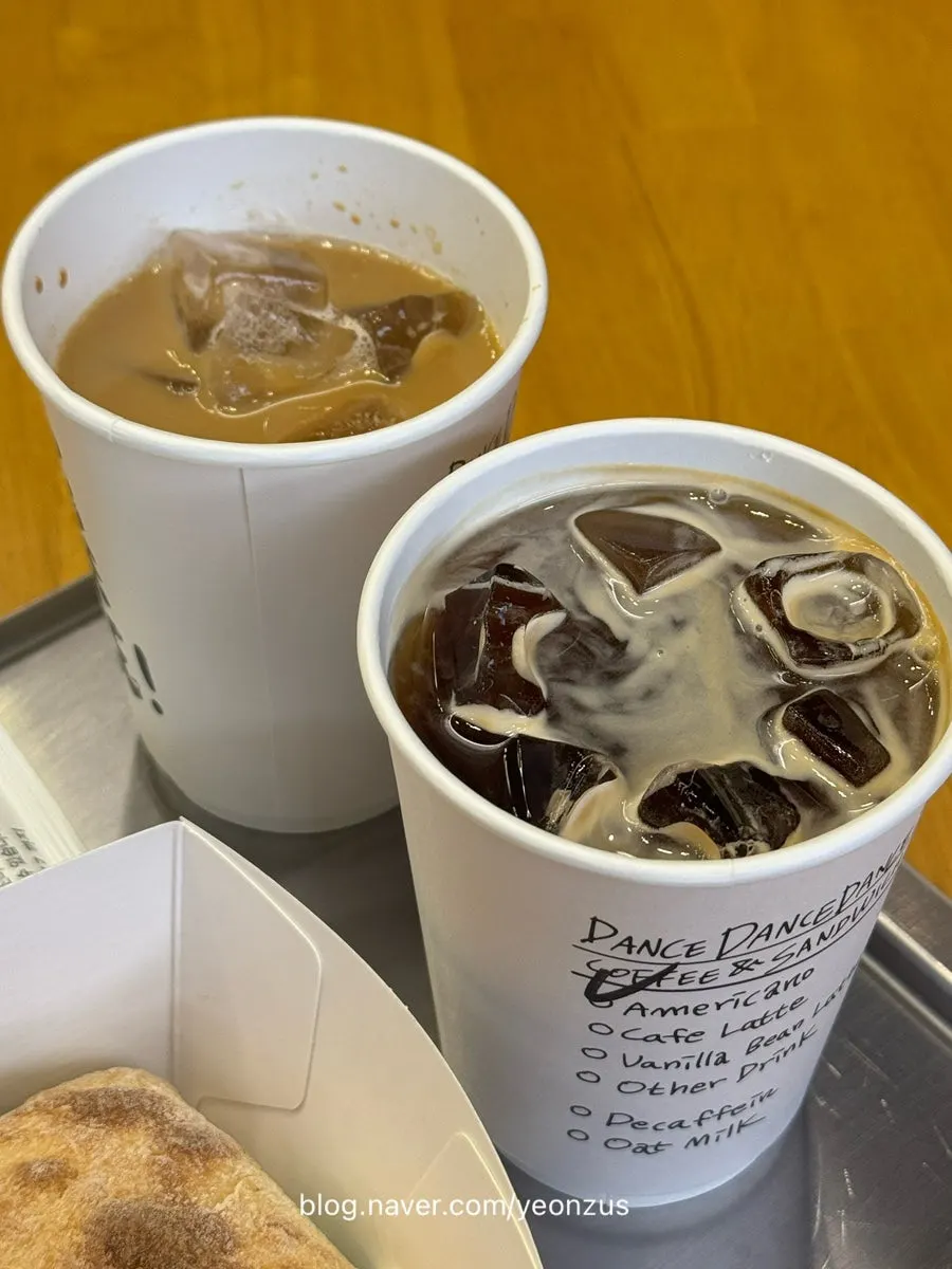 치아바타 샌드위치와 커피 마무리 컷