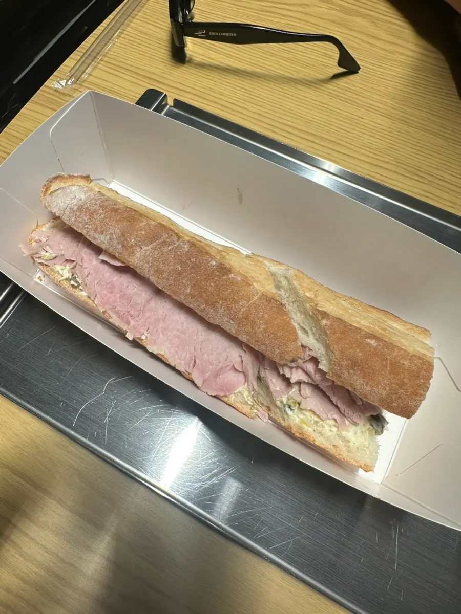 혼자 앉기 좋은 매장 자리