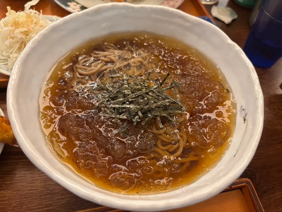 소스를 부은 함박 오무라이스