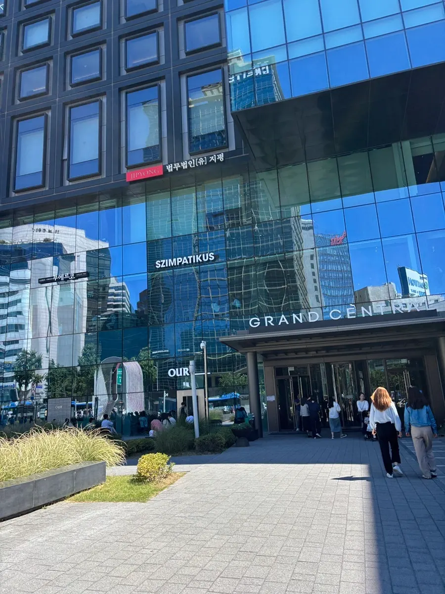 피스타치오 크림이 샌딩된 초코바게트