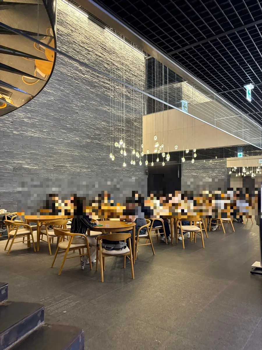 넓게 자리한 댄스댄스댄스 서울역점 매장 전경