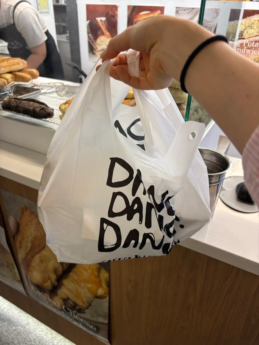 디카페인과 콜드브루 옵션이 있는 음료 코너