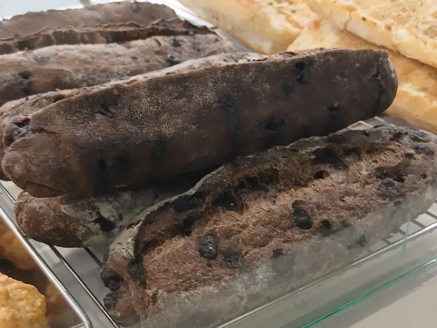테이블에 놓인 피스타치오 두부크림치즈 바게트