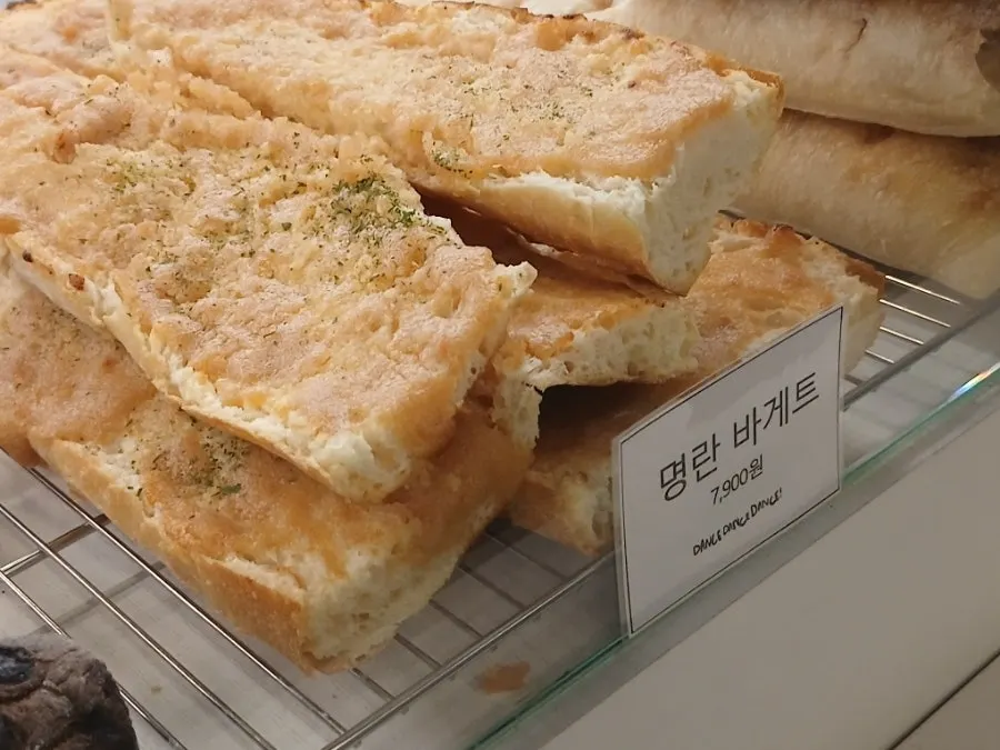 피스타치오 두부크림치즈 바게트 접시