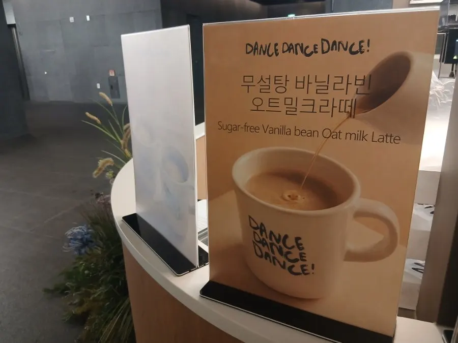 깔끔한 분위기의 서울역 베이커리 공간