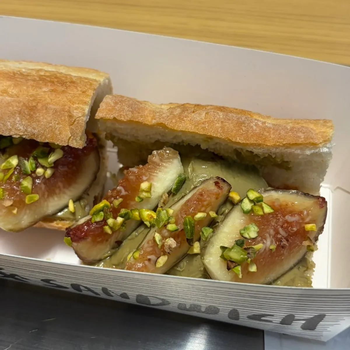 피스타치오 크림이 가득 찬 무화과 바게트 단면