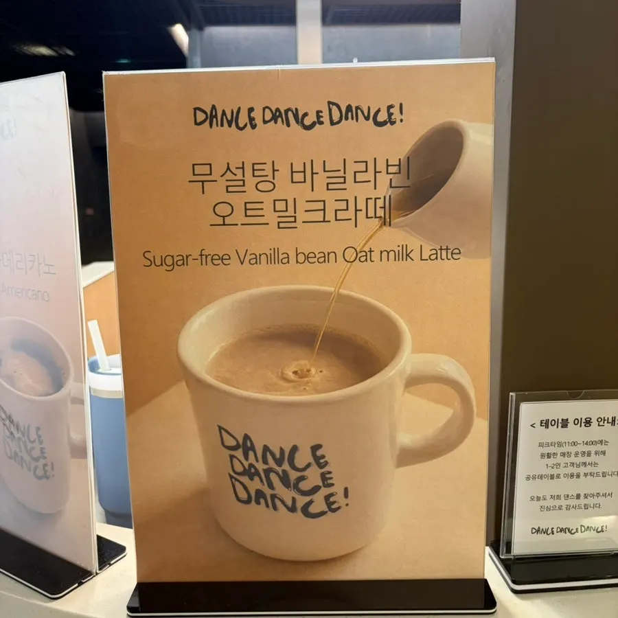 넉넉한 좌석이 배치된 홀 전경