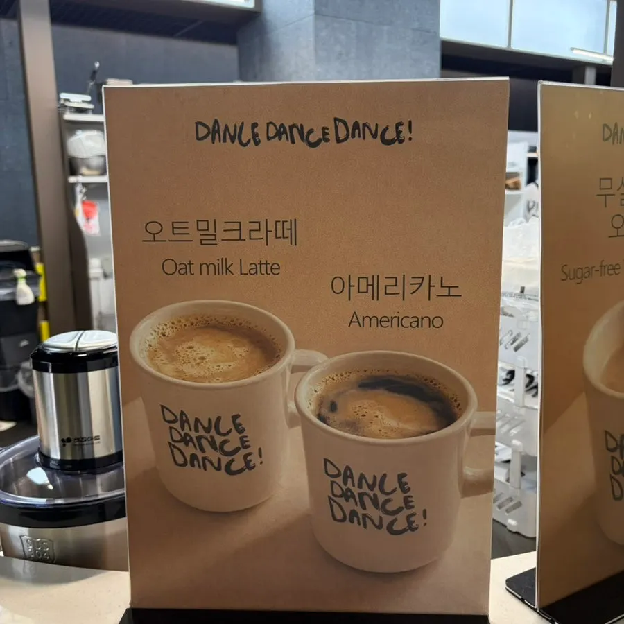 은은한 조명의 오픈형 매장 분위기