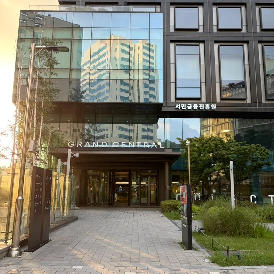 서울역 4번 출구 앞 그랜드센트럴 빌딩 외관
