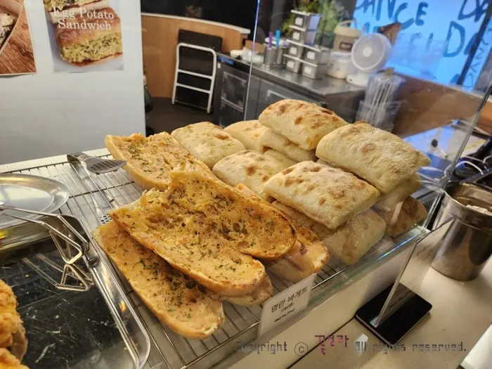 은은한 조명의 테이블 좌석
