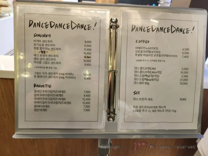 테이블 8개 규모의 좌석 배치