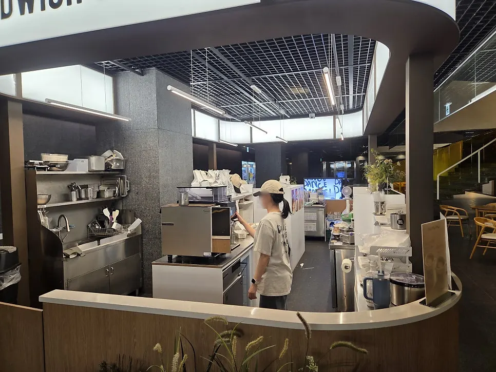 Open-plan store interior on Grand Central basement level 3