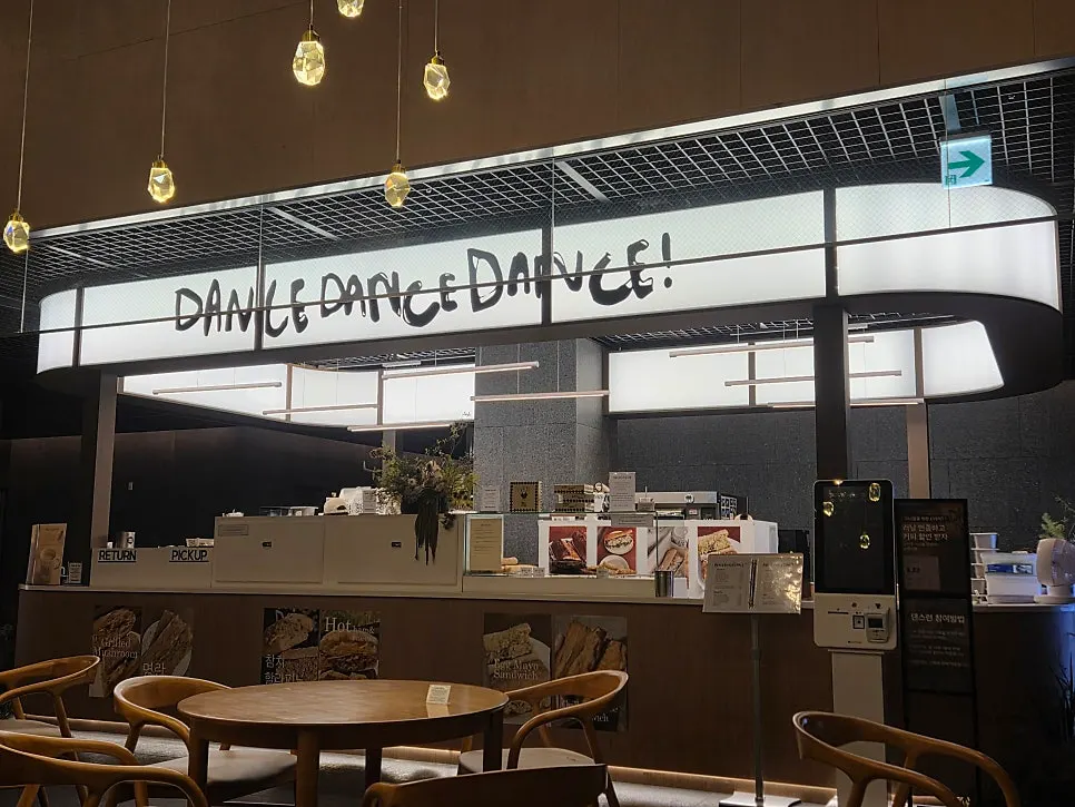 Overview of the Dance Dance Dance Seoul Station interior