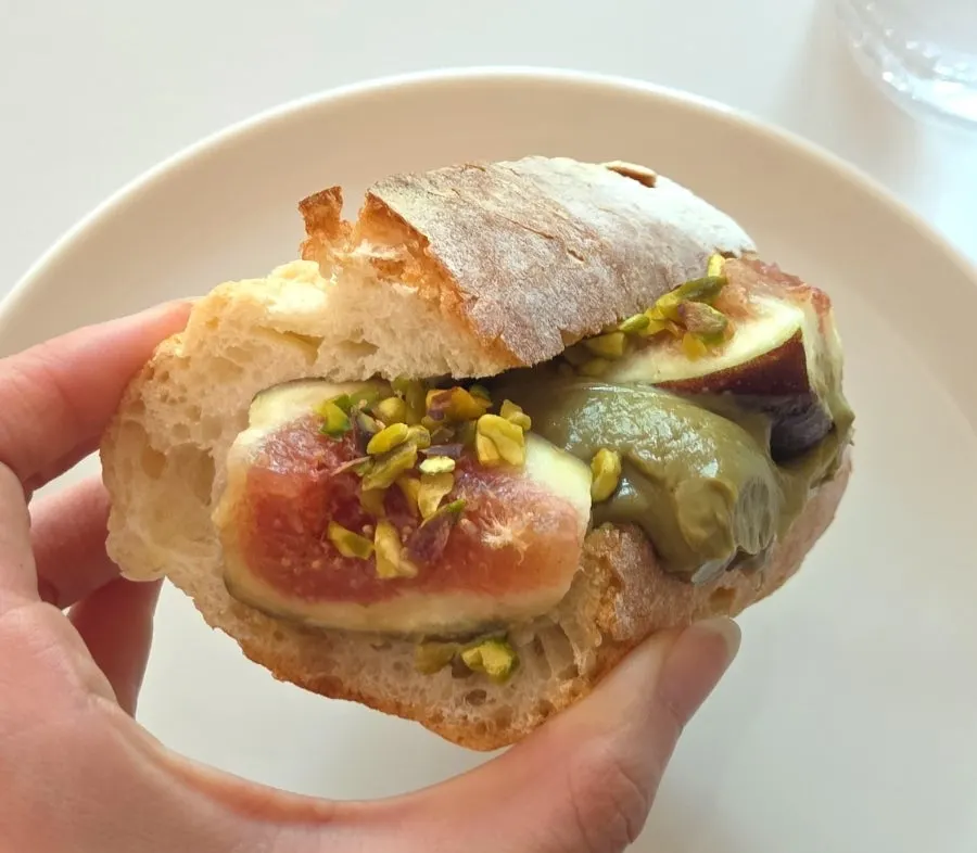 Baguette with figs and pistachio combination